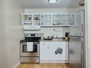 Kjøleskap, mikrobølgeovn, ovn og kokeplater