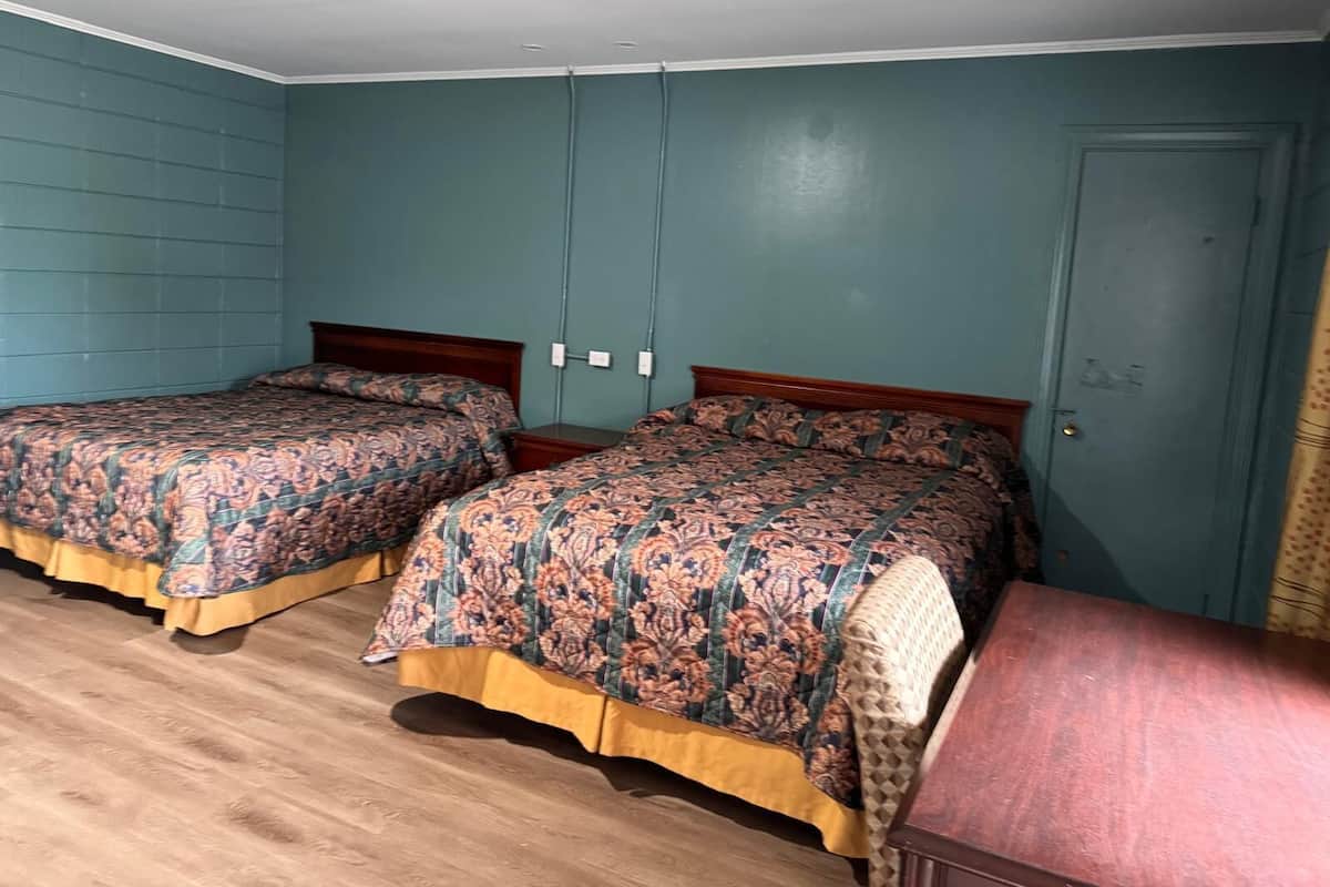 Kamar, 2 Tempat Tidur Queen, Bebas Asap Rokok | Meja kerja, Wi-Fi gratis, dan seprai linen