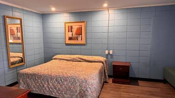 Room, 1 King Bed, Smoking | Desk, free WiFi, bed sheets