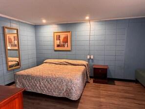 Habitación, 1 cama de matrimonio grande, fumadores | Escritorio, wifi gratis, ropa de cama