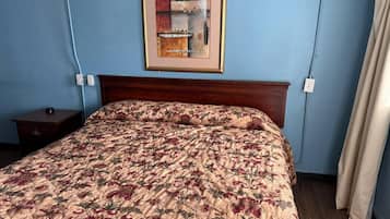 Room, 1 Queen Bed, Smoking | Desk, free WiFi, bed sheets