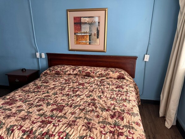 Kamar, 1 Tempat Tidur Queen, Boleh Merokok | Meja kerja, Wi-Fi gratis, dan seprai linen