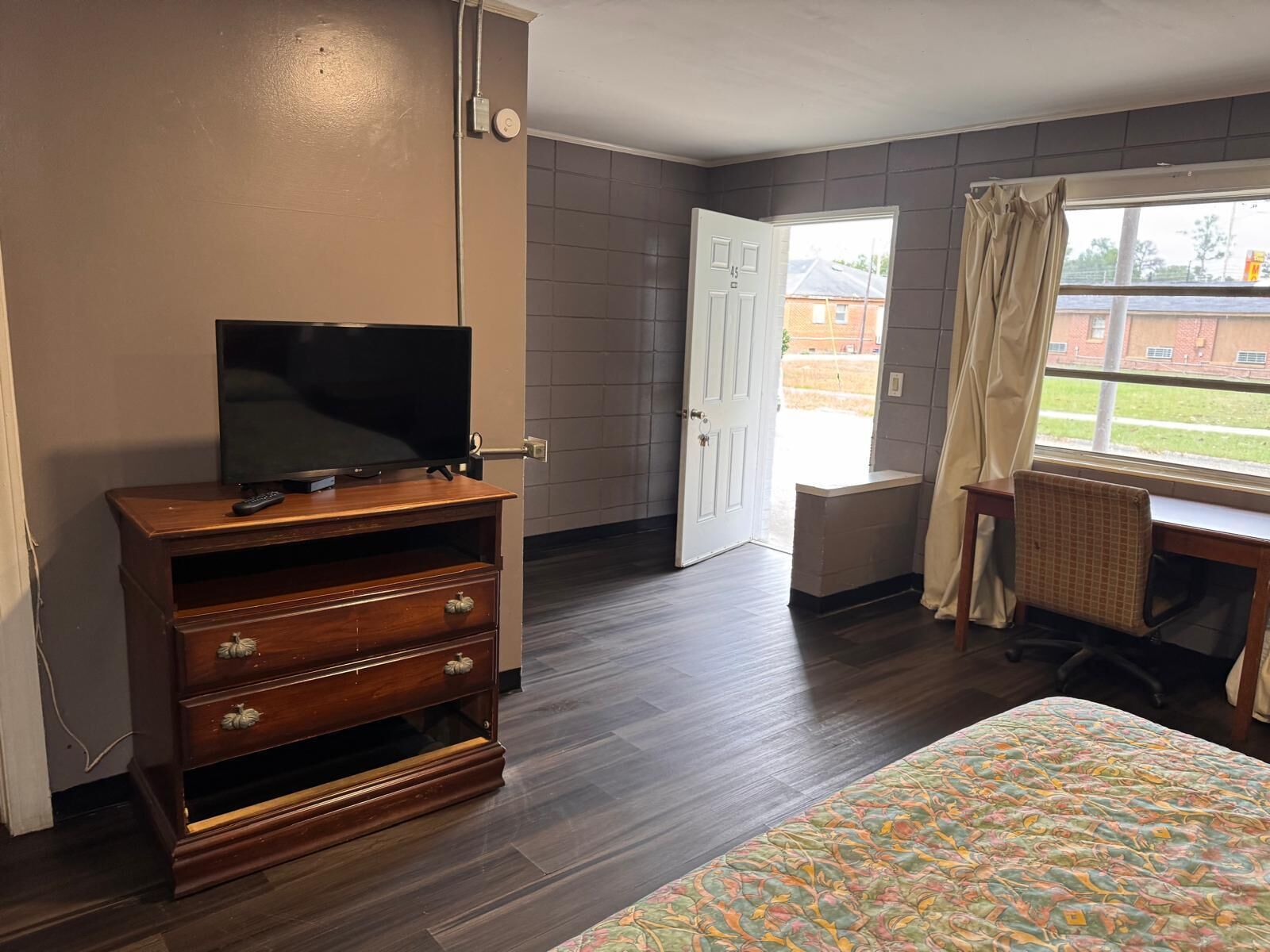 Room, 1 King Bed, Smoking | Desk, free WiFi, bed sheets
