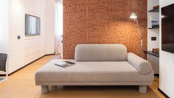 Smart-TV, Bücher, Stereoanlage