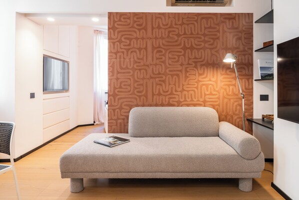 Een smart-tv, boeken en een stereo