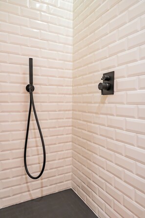 Dusche, kostenlose Toilettenartikel, Haartrockner, Bademäntel