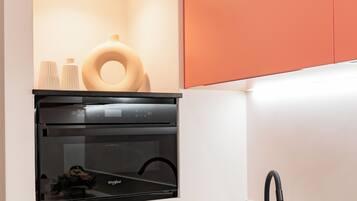 Frigorifero, microonde, forno, piano cottura