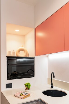 Réfrigérateur, micro-ondes, four, plaque de cuisson