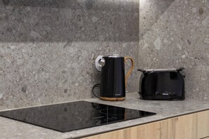 Kühlschrank, Mikrowelle, Herdplatte, Geschirrspüler