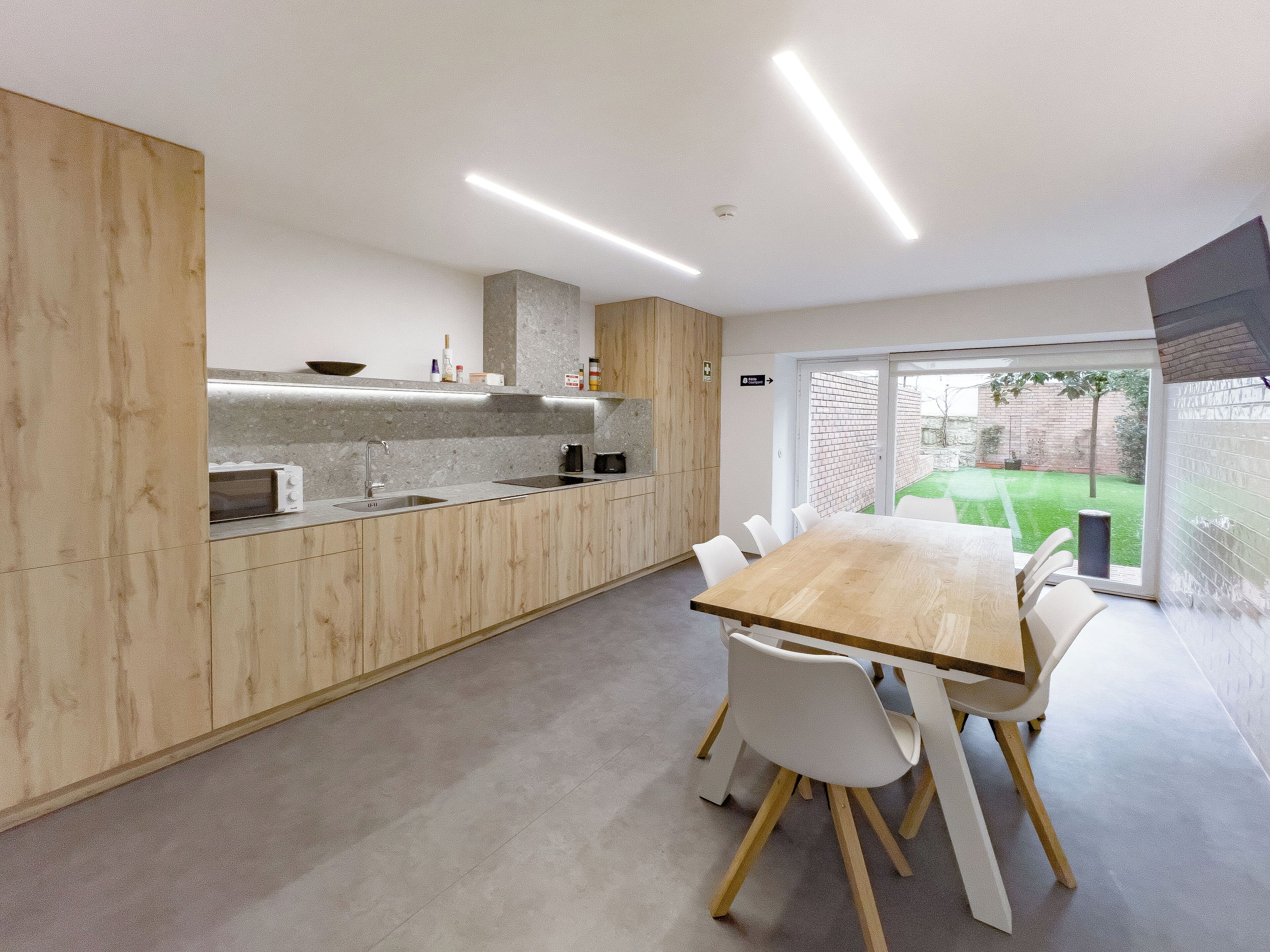 Réfrigérateur, micro-ondes, plaque de cuisson, lave-vaisselle