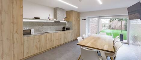 Réfrigérateur, micro-ondes, plaque de cuisson, lave-vaisselle