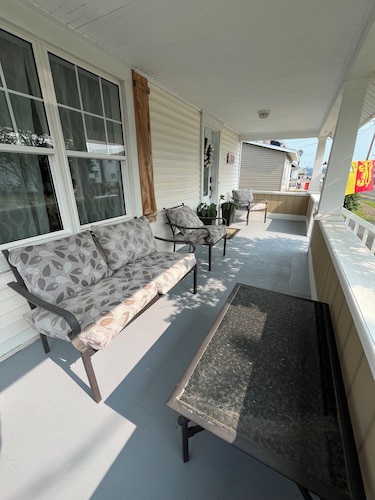2 minute drive to the beach- Hearth&Bay 2-bedroom house with AC in Dalhousie