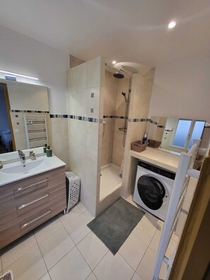 Hair dryer, towels, soap, toilet paper - Antibes on foot: beaches, train station and town center just a few minutes away! (Antibes)