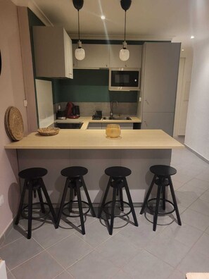 Een magnetron, een oven, een kookplaat, een vaatwasser