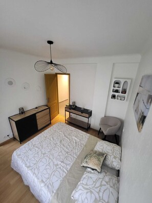 1 slaapkamer, een strijkplank/strijkijzer, wifi, beddengoed