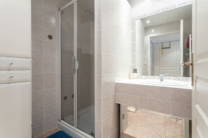 Ducha, secador de pelo y toallas