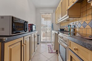 Kühlschrank, Mikrowelle, Ofen, Herdplatte