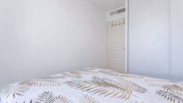 Iron/ironing board, WiFi, bed sheets