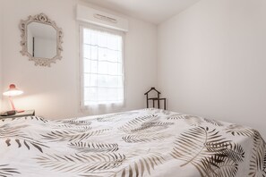 1 bedroom, iron/ironing board, WiFi, bed sheets - Apartment 'Petit Paradis' with Shared Pool, Wi-Fi, and Air Conditioning (Cavalaire-sur-Mer)