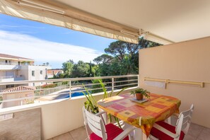 Outdoor dining - Apartment 'Petit Paradis' with Shared Pool, Wi-Fi, and Air Conditioning (Cavalaire-sur-Mer)