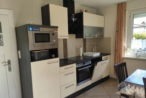 Réfrigérateur, four à micro-ondes, un four, surface de cuisson