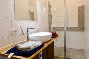 Shower, towels - NEW! 4 star FeWo Sömmertied (Neuharlingersiel)