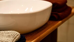 Un tazón blanco sobre una superficie de madera.