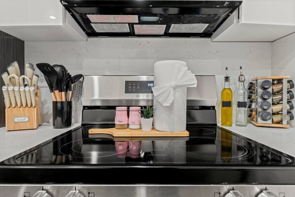 Microwave, oven, stovetop, dishwasher - 1BR+Parking Near UPenn, Art Museum, Penitentiary (Philadelphia)