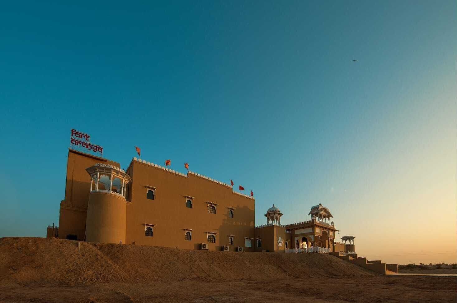 Un edificio grande con un letrero que dice “Fort Araijya” y una estructura en forma de cúpula.