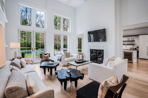 Charming 4-bedroom 5.5 bathroom house in East Hampton,