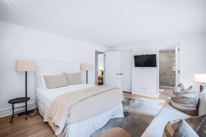 4 bedrooms, iron/ironing board, internet, bed sheets