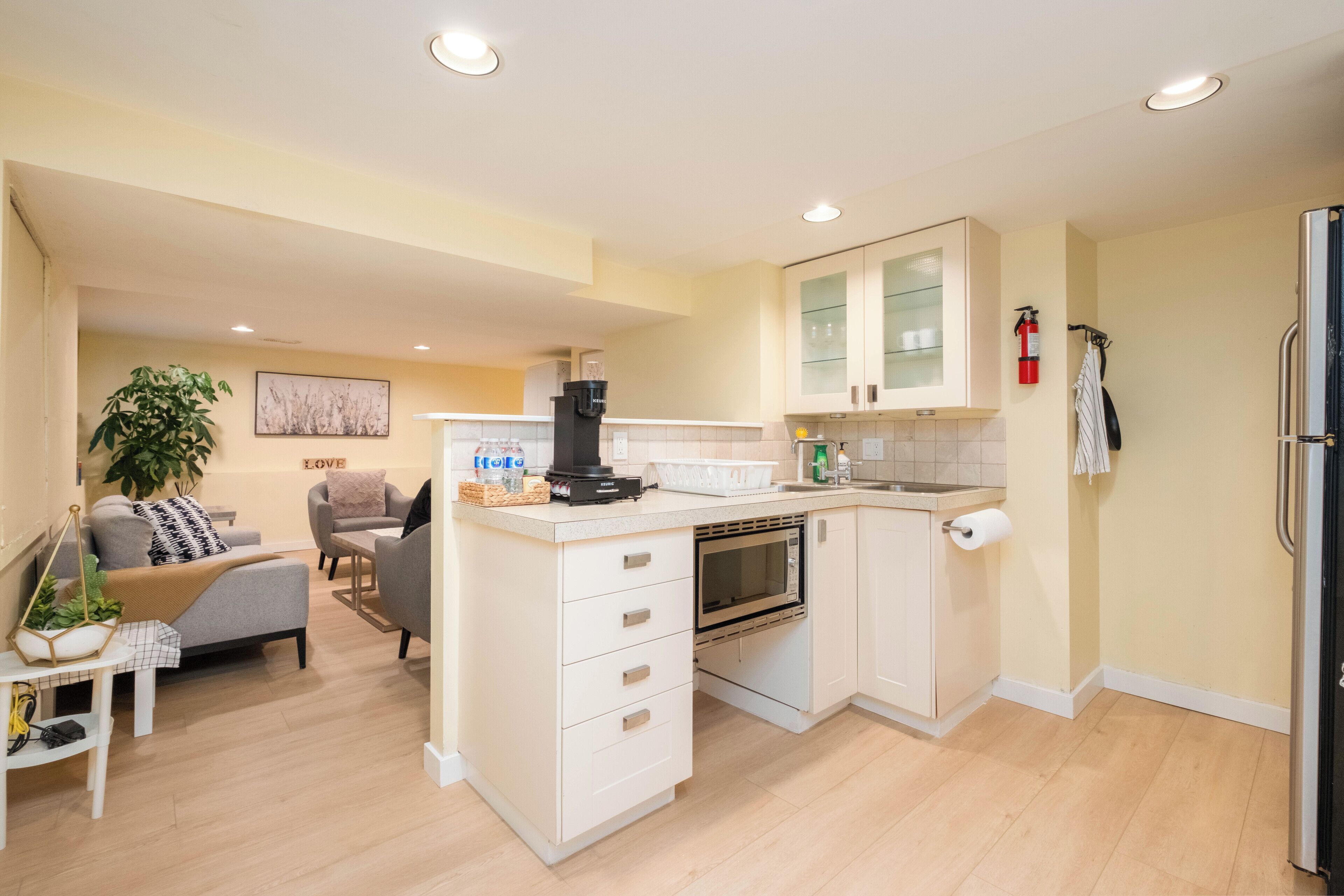 Fridge, microwave, oven, coffee/tea maker