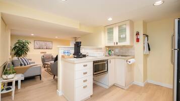 Fridge, microwave, oven, coffee/tea maker