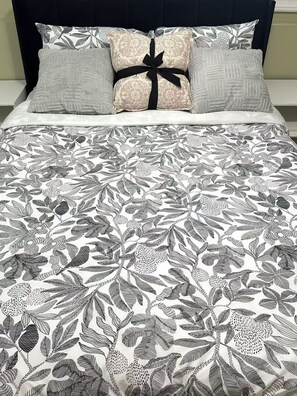Cofres nos quartos, Wi-Fi de cortesia, roupa de cama