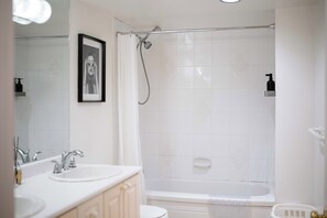 Hair dryer, towels, soap, shampoo - 2BR Trafalgar Retreat near UBC & Pacific Spirit (Vancouver)