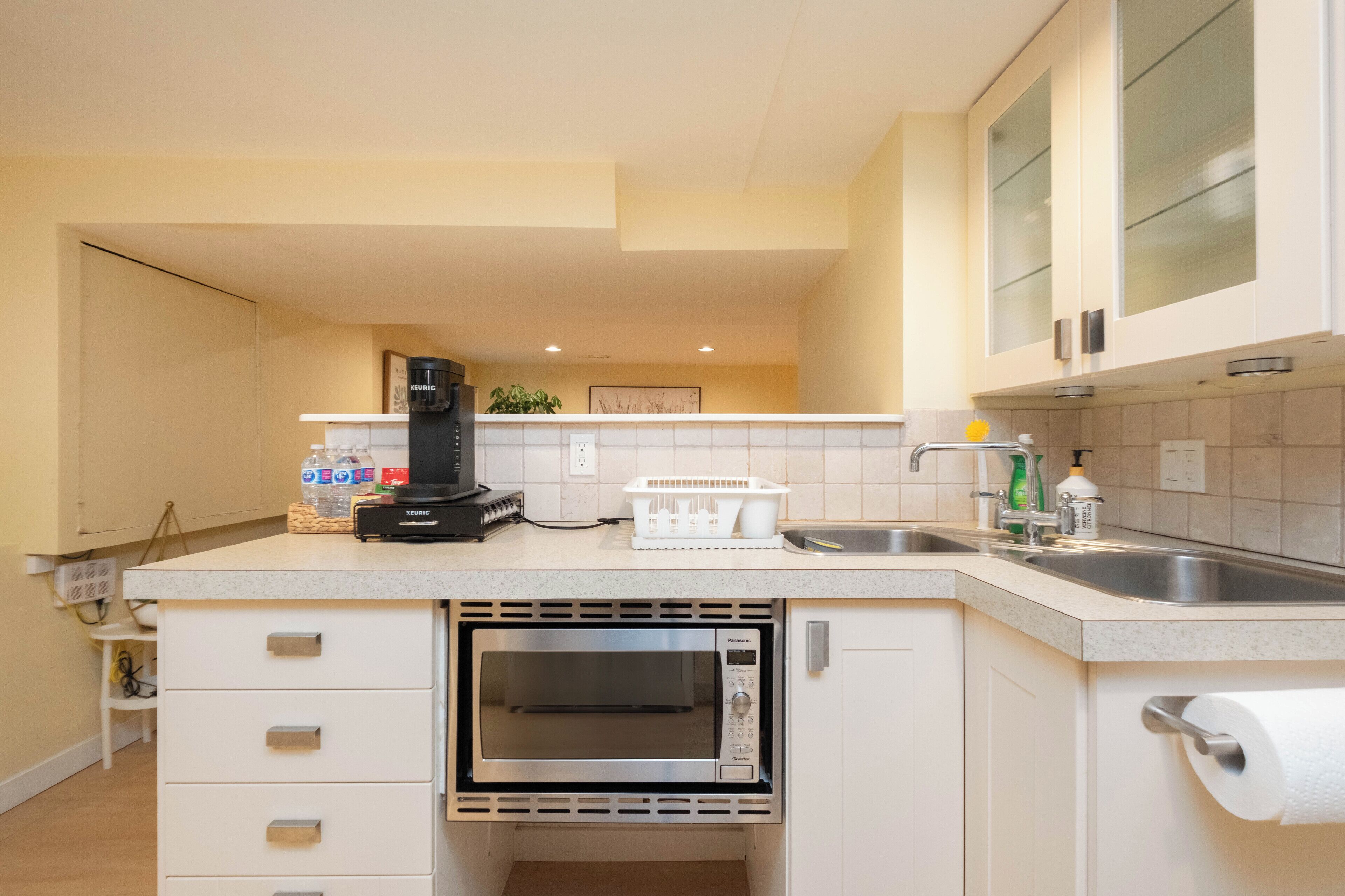 Réfrigérateur, four à micro-ondes, un four, cafetière-théière