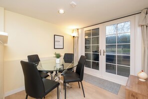 Dining - 2BR Trafalgar Retreat near UBC & Pacific Spirit (Vancouver)