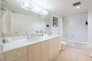 Hair dryer, towels, soap, shampoo - 2BR Trafalgar Retreat near UBC & Pacific Spirit (Vancouver)