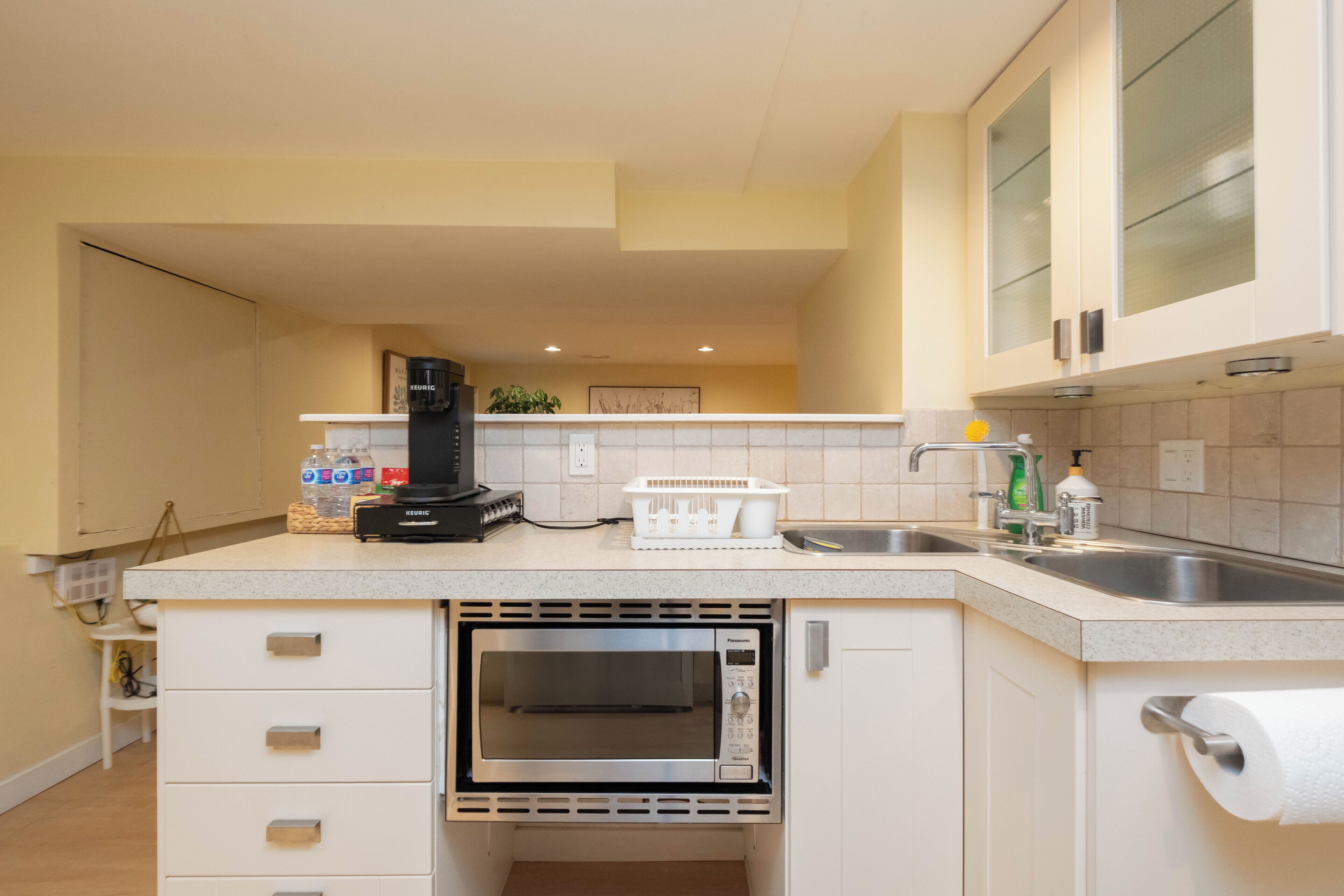 Kühlschrank, Mikrowelle, Ofen, Wasserkocher mit Kaffee-/Teezubehör