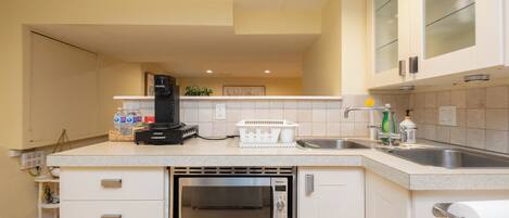 Kühlschrank, Mikrowelle, Ofen, Wasserkocher mit Kaffee-/Teezubehör