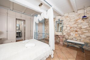 3 bedrooms, iron/ironing board, bed sheets