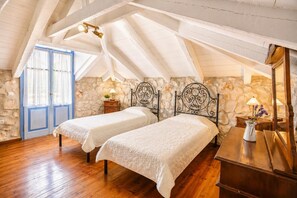 3 bedrooms, iron/ironing board, bed sheets