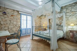 3 dormitorios, tabla de planchar con plancha, ropa de cama