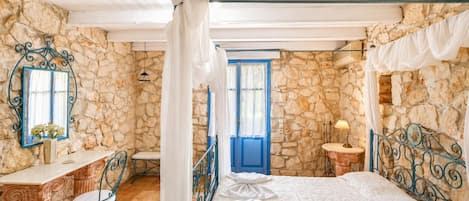 3 bedrooms, iron/ironing board, bed sheets