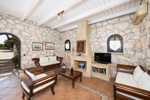 TV, fireplace