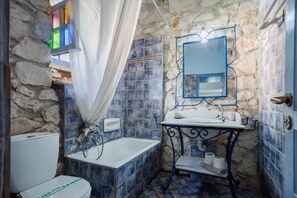 Ducha, secador de pelo y toallas