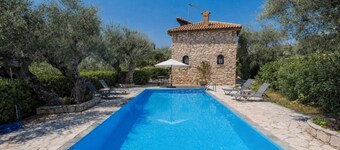 Villa Demetra - Three Bedroom Villa, Sleeps 7