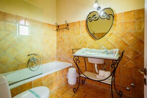 Sèche-cheveux, serviettes fournies