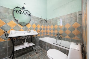 Een haardroger, handdoeken
