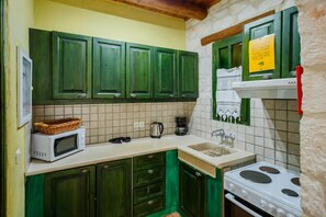 Frigorífico, microondas, horno y lavavajillas